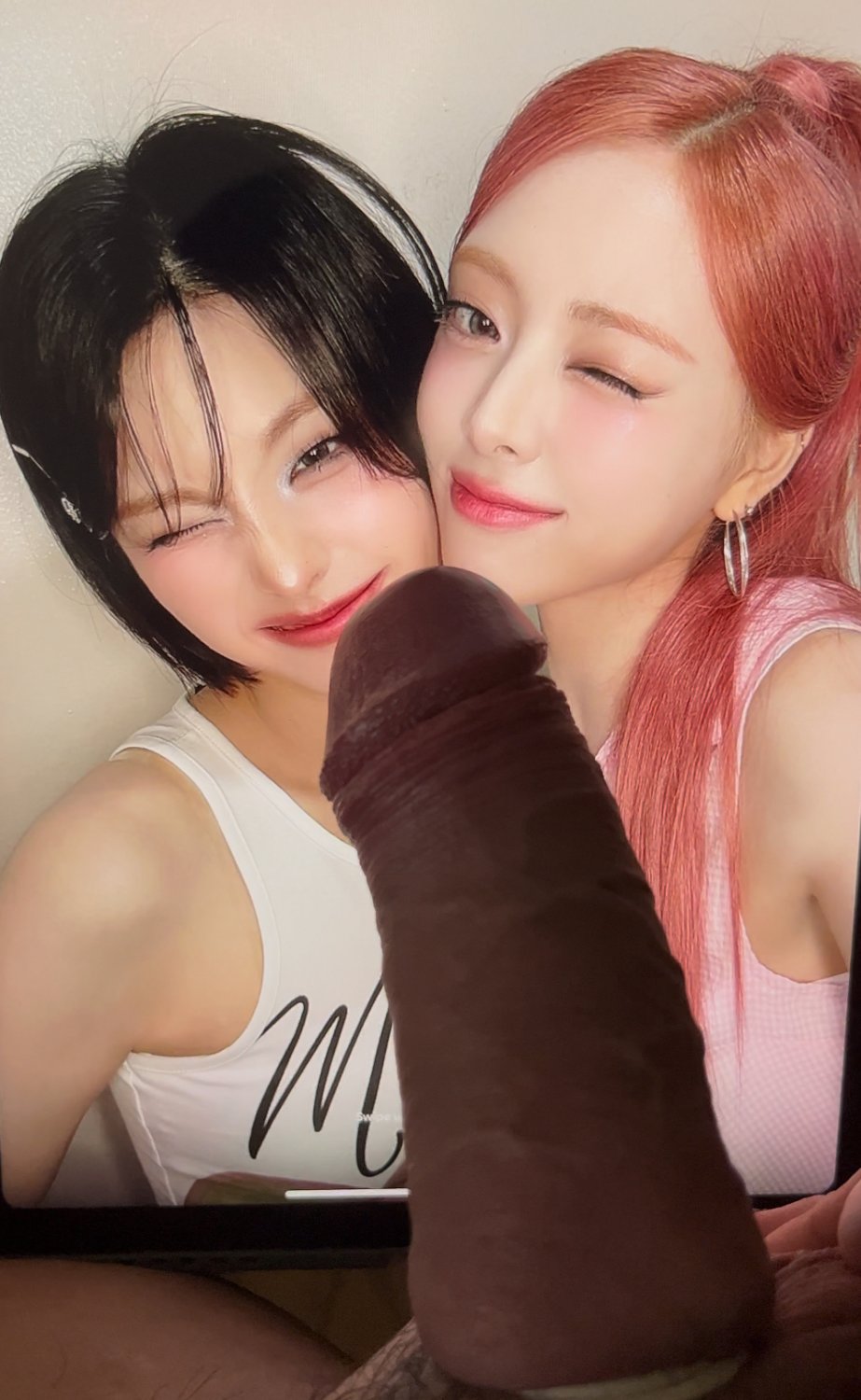 IjTXV5ka Korean sluts Itzy cocked 02.jpg